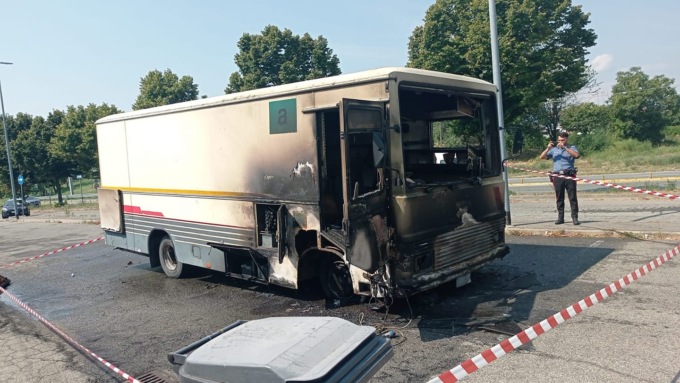 A fuoco un camion dei panini ad Orbassano