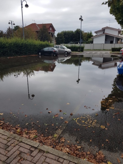 Tombini sporchi e un’area parcheggio di Orbassano diventa un lago