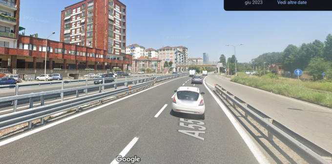 Cammina a piedi sulla sopraelevata di Moncalieri e viene investito da un’auto