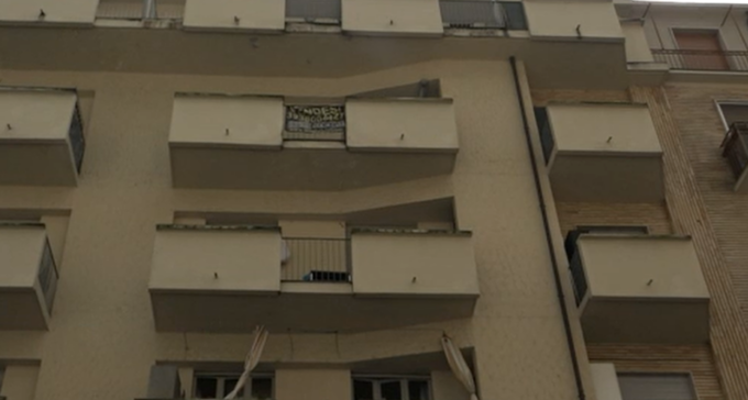 Bambina precipita dal quinto piano nel quartiere Nizza Millefonti, ma viene presa al volo da un passante