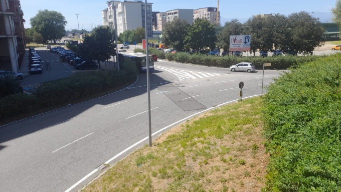 Scontro tra un autobus e una macchina a Nichelino
