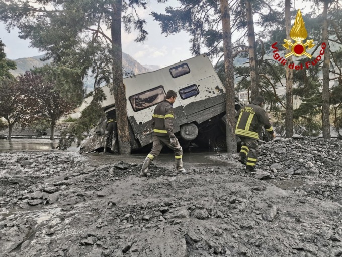 Pompieri ancora al lavoro per rimuovere fango e detriti a Bardonecchia