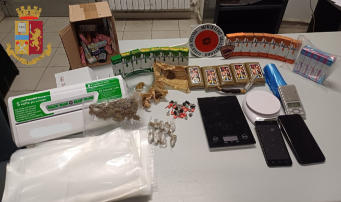 Fermato per un controllo: stupefacenti nel borsello e negli slip, il resto era tutto in casa