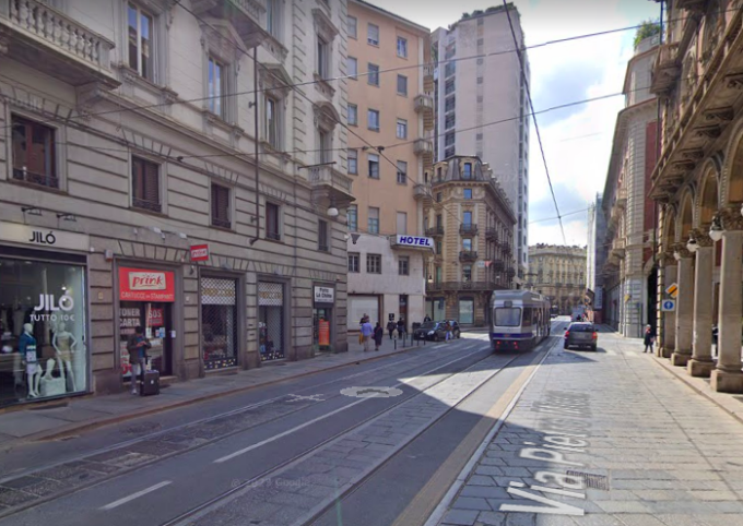 Sfrecciava in centro con due monopattini e addosso 200 grammi di hashish