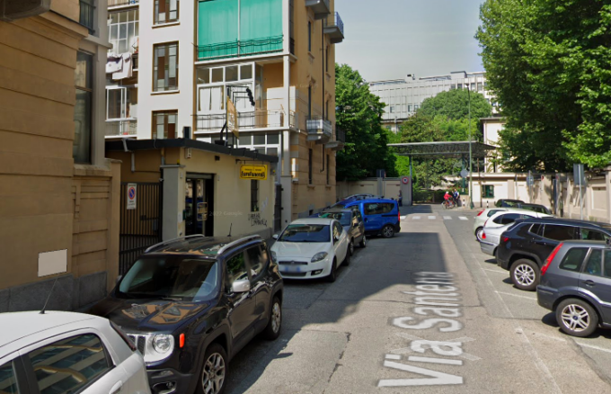 Dramma della solitudine a Torino: donna morta in casa da Ferragosto