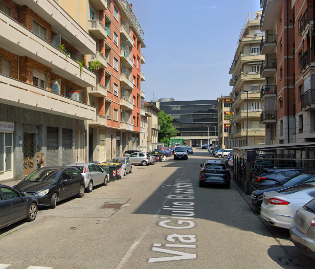 Bimbo seduto sul davanzale della finestra salvato dalla polizia
