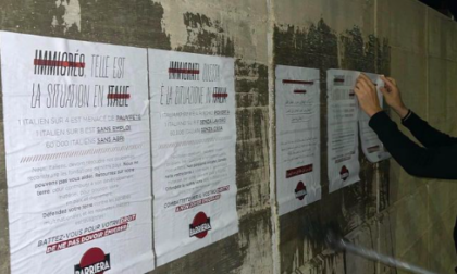 "Tornate nelle vostre terre": i manifesti comparsi al centro di accoglienza di via Traves