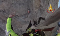 Lo spettacolare video del salvataggio di due alpinisti bloccati su una parete a 3.000 metri