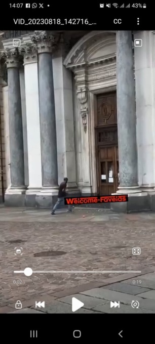 Prende a sassate le pareti della chiesa di Santa Cristina – il video social