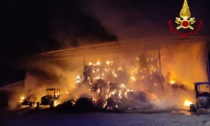 Incendio in cascina, nel capannone bruciano trattori e rotoballe di fieno