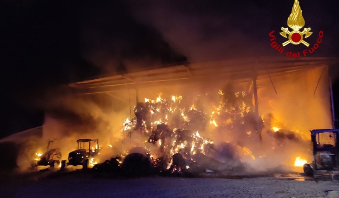 Incendio in cascina, nel capannone bruciano trattori e rotoballe di fieno