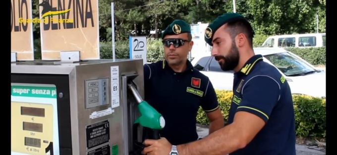 Caro carburanti, controlli a tappeto dalla Guardia di Finanza