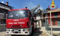 Incendio a Castagnole Piemonte, a fuoco il tetto di un'abitazione