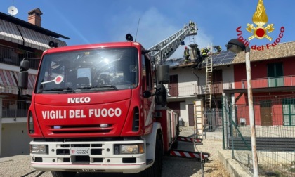 Incendio a Castagnole Piemonte, a fuoco il tetto di un'abitazione