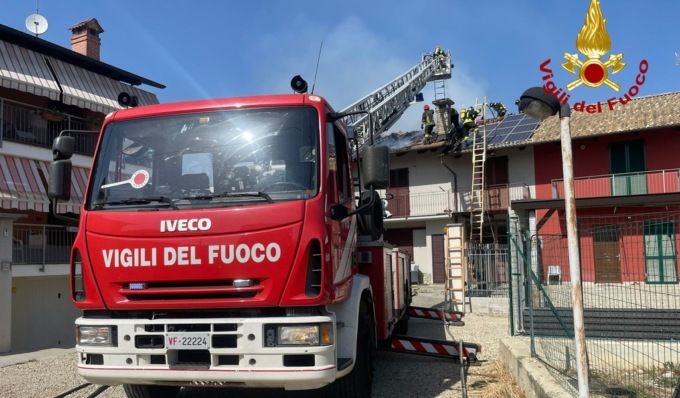 Incendio a Castagnole Piemonte, a fuoco il tetto di un’abitazione