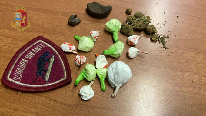 Pusher colto in flagrante prova a disfarsi di 13 ovuli di cocaina calpestandoli