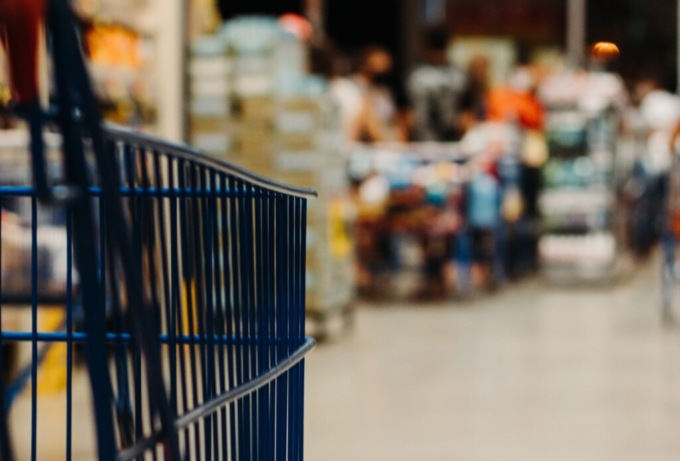 Furto al supermercato: il ladro prova un cambio d’abiti strategico, ma viene beccato grazie alle telecamere