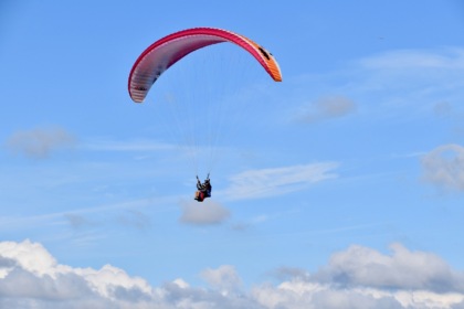 Si schianta con il parapendio in Valchiusella, muore turista tedesca