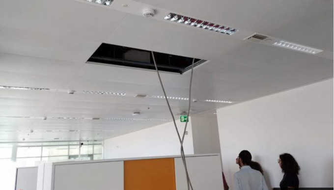 Crollato un pezzo di controsoffitto al sesto piano del grattacielo della Regione