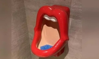 Orinatoi a forma di bocca di donna nei bagni di una palestra di Torino... ed è subito polemica