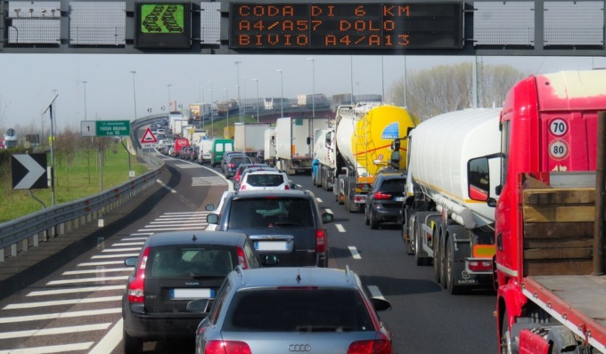 Fine settimana di esodo estivo, domani mattina previsto traffico da bollino nero