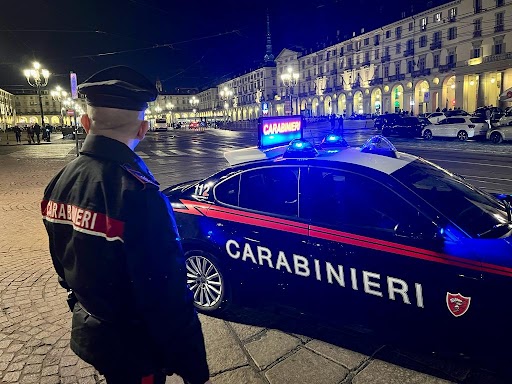 Obbligavano le vittime a consegnare soldi e oggetti di valore: due minorenni in manette