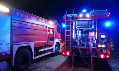 Maxi incendio in palazzo a Torino: quattro in ospedale e sette appartamenti inagibili