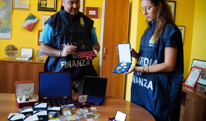 Broker fa sparire 10 milioni di euro poi si compra auto, monete e orologi di lusso