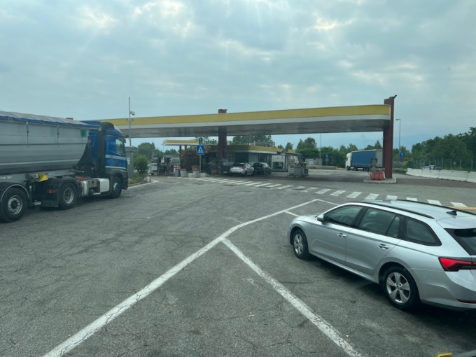 49enne tenta di uccidere a coltellate un uomo nell’area di servizio Stura sud