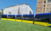 A Torino i tram arancioni vanno in pensione per lasciare spazio a quelli nuovi altamente tecnologici, ma sui social è polemica
