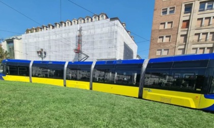 A Torino i tram arancioni vanno in pensione per lasciare spazio a quelli nuovi altamente tecnologici, ma sui social è polemica