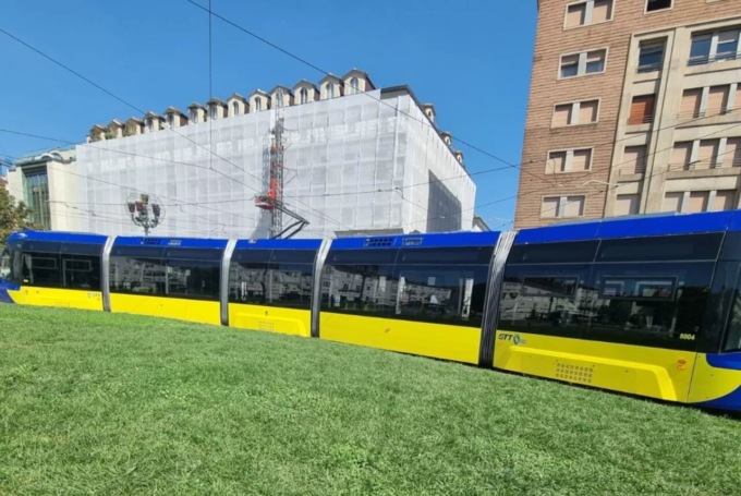 A Torino i tram arancioni vanno in pensione per lasciare spazio a quelli nuovi altamente tecnologici, ma sui social è polemica