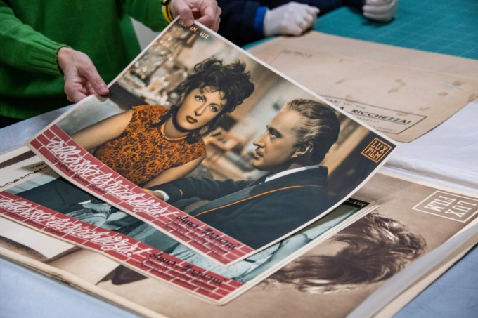 L’immensa collezione del Museo del Cinema nel caveau di una banca: tra foto, locandine e oggetti di scena