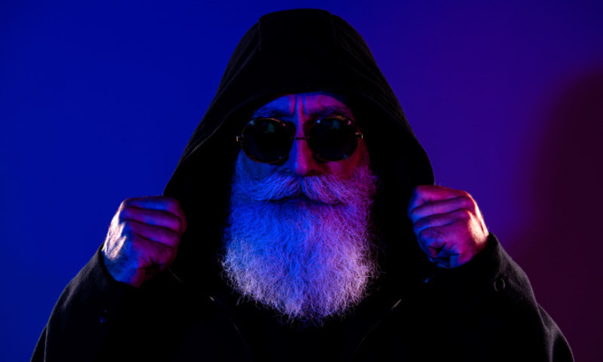 Nonno-Lupin evade dai domiciliari per rubare, lo beccano nella mensa di un’azienda