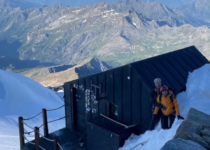 L’impresa sportiva condivisa da due fratelli per dare l’ultimo addio ai genitori