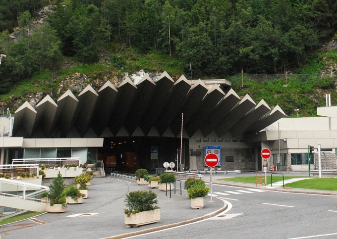 Traforo del Bianco chiuso per tre mesi, traffico dirottato sul Frejus (e Torino s’intasa)