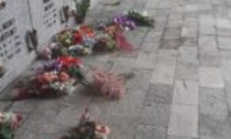 Divelti dai balordi i porta fiori nel cimitero di Trofarello