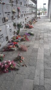 Divelti dai balordi i porta fiori nel cimitero di Trofarello