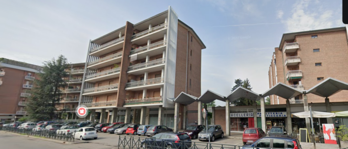 Dà fuoco agli scantinati di un palazzo a Moncalieri e poi tenta la fuga