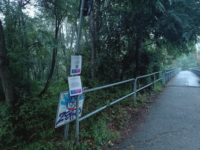 Parco del Boschetto di Nichelino, panchine rotte e cartelli pericolanti tra i sentieri ciclopedonali