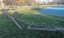 Vandalizzata la recinzione della piastra dedicata agli sport nel parco di via Nenni a Nichelino