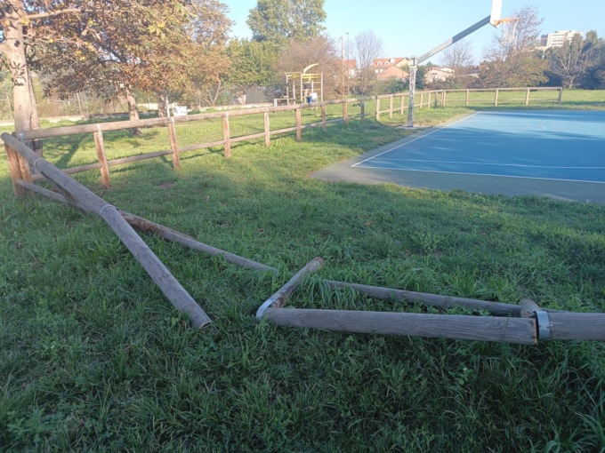Vandalizzata la recinzione della piastra dedicata agli sport nel parco di via Nenni a Nichelino