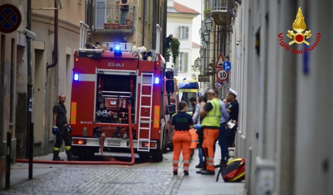 Fiamme nel centro storico di Torino, incendio in un palazzo di via Bellezia