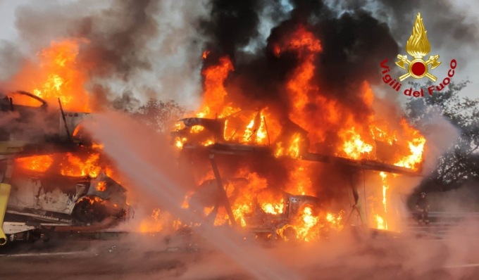 A fuoco bisarca sulla Torino-Savona, circolazione interrotta in direzione Sud