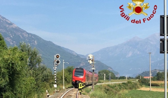 Urtato da un treno sui binari, trasportato in elisoccorso al Cto