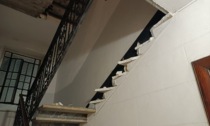 Un'intera rampa delle scale è crollata in un condominio in corso Palermo