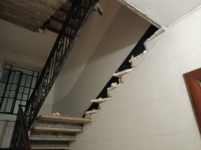 Un’intera rampa delle scale è crollata in un condominio in corso Palermo