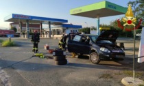 Auto perde gas metano in un distributore a Rivalta di Torino e intervengono i pompieri