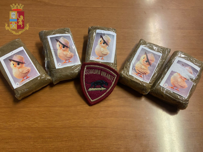 In bici con i panetti di droga in bella vista nel cestino anteriore
