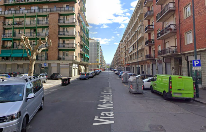 Commerciante brutalmente aggredito attira la polizia con le sue urla